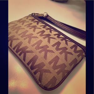 Michael Kors Wristlet in Brown/Tan